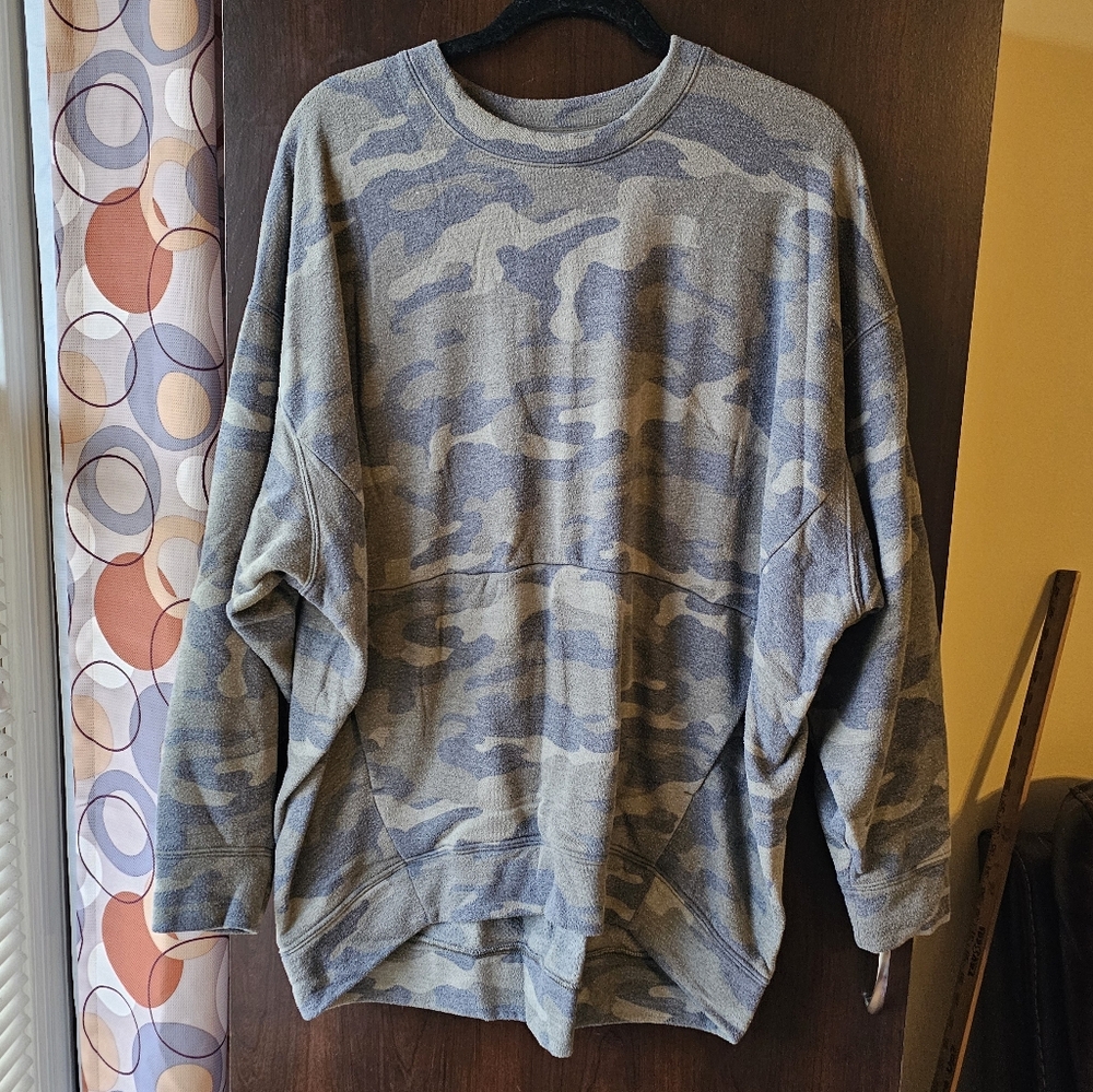 Camouflage Patterned Sweatshirt With Front Pocket